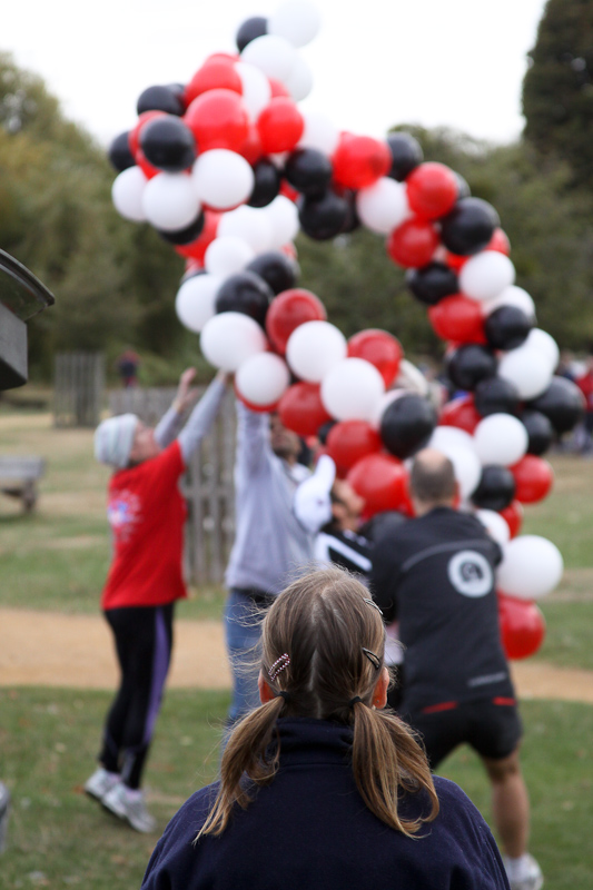 Kirsty casually watches people frantically trying to save the balloons!